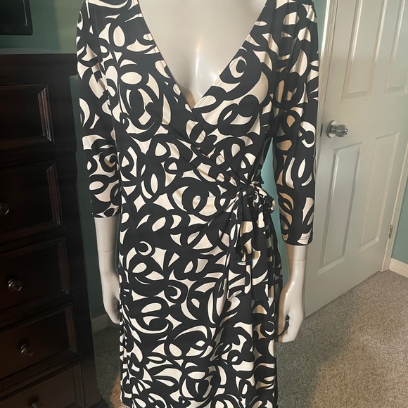 London Times cream and black wrap dress with a hole on the seam- see pics M-L - Picture 9 of 11